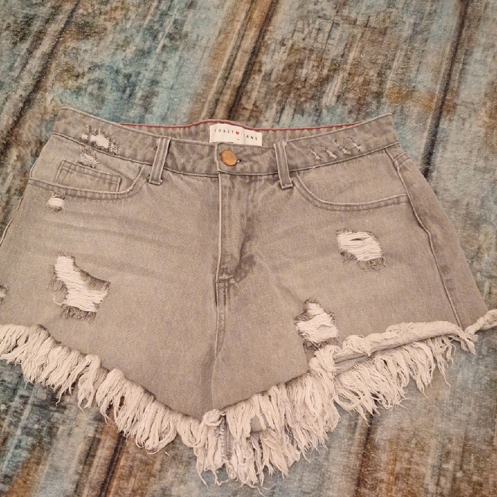 🔥🔥CLEARANCE🔥🔥 Tattered Edge Jean Shorts - Light Gray. Size Medium
